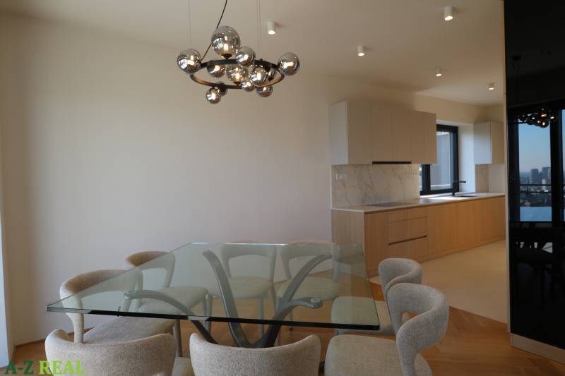 Prenájom 4 izbového bytu s krásnym výhľadom na mesto - Jedáleň s preskleným stolom a stoličkami, 4-izbový byt, podlaha s dreveným dekorom.