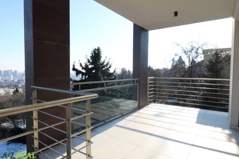 Prenájom 4 izbového bytu s krásnym výhľadom na mesto - Balkón so zábradlím a výhľadom na mesto z 4-izbového bytu v Bratislave.