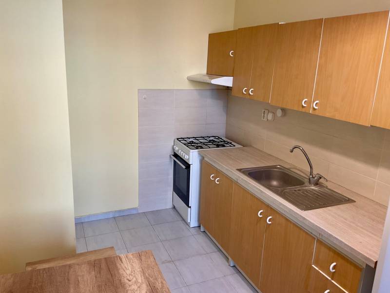 I prenájom štýlových izieb v 3-izbovom byte – Karlova Ves - Kuchyňa v 3-izbovom byte s plynovým sporákom a drevenými skrinkami.