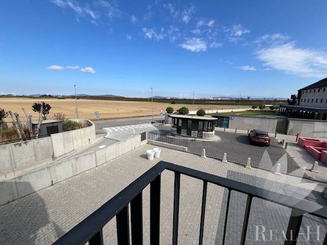 PREDAJ VEĽKORYSÝ 2 IZBOVÝ BYT NOVOSTAVBA DESINGN CENTER - Výhľad z balkóna na Námestí pri Sýpke v Bratislava - Jarovce, pri 2-izbovom byte.