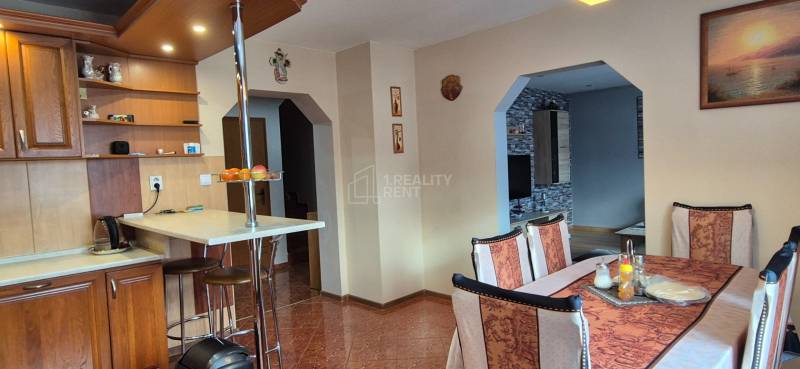 Predaj: Rodinný dom po rekonštrukcii s nadstavbou v Ochodnici (RCZ) - Jedáleň v rodinnom dome s drevenými prvkami, stolom a stoličkami, svetlý interiér.