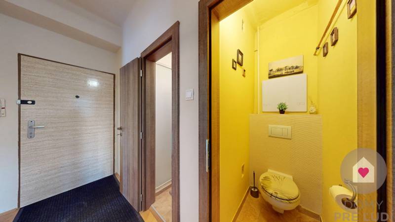 BA/STARÉ MESTO - Prenájom kompletne zariadeného 2i bytu s 2 balkónmi - Vstupná chodba a toaleta v 2-izbovom byte s podlahou s dreveným dekorom.