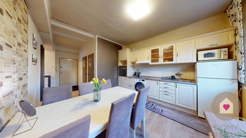 BA/STARÉ MESTO - Prenájom kompletne zariadeného 2i bytu s 2 balkónmi - Kuchyňa a jedálenský kút v 2-izbovom byte s podlahou s dreveným dekorom.