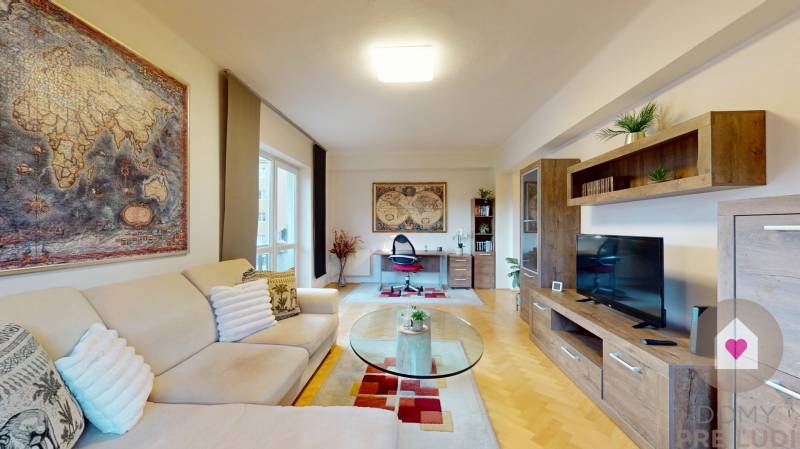 BA/STARÉ MESTO - Prenájom kompletne zariadeného 2i bytu s 2 balkónmi - Obývačka v 2-izbovom byte s mapou na stene a podlahou s dreveným dekorom.