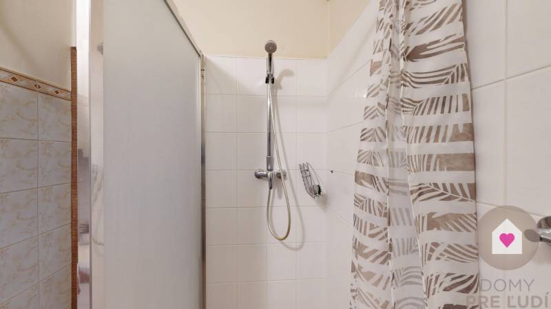 BA/STARÉ MESTO - Prenájom kompletne zariadeného 2i bytu s 2 balkónmi - Kúpeľňa v 2-izbovom byte s bielymi obkladačkami a sprchovacím kútom.