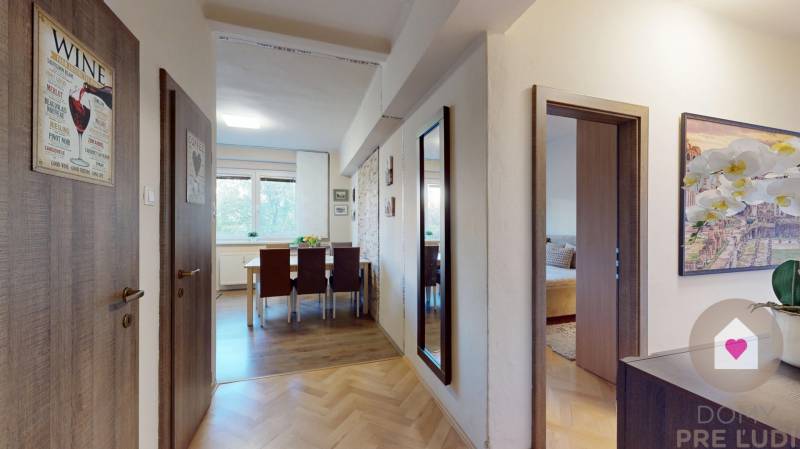 BA/STARÉ MESTO - Prenájom kompletne zariadeného 2i bytu s 2 balkónmi - Chodba v 2-izbovom byte s podlahou s dreveným dekorom, obývačka s jedálenským stolom.