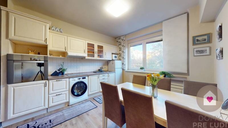 BA/STARÉ MESTO - Prenájom kompletne zariadeného 2i bytu s 2 balkónmi - Kuchyňa v 2-izbovom byte, biele drevené skrinky, podlaha s dreveným dekorom, jedálenský stôl.