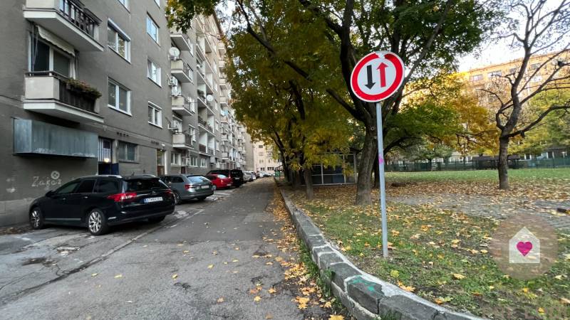 BA/STARÉ MESTO - Prenájom kompletne zariadeného 2i bytu s 2 balkónmi - Ulica s obytnými domami a autami na parkovisku v Bratislave na Krížnej.