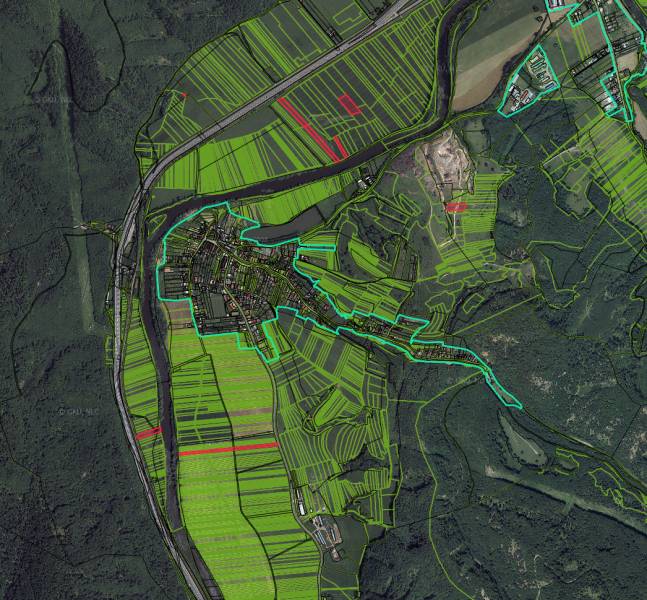 Žarnovica, Voznica – Podiely na ornej pôde - Letecký pohľad na poľnohospodárske a lesné pozemky v oblasti Žarnovica s výraznými zelenými plochami.