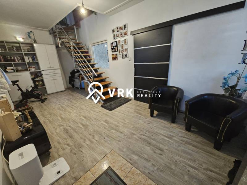 RODINNÝ DOM, HERNÁDKAK, MAĎARSKO - Interiér rodinného domu s modernými schodmi a podlahou s dreveným dekorom.