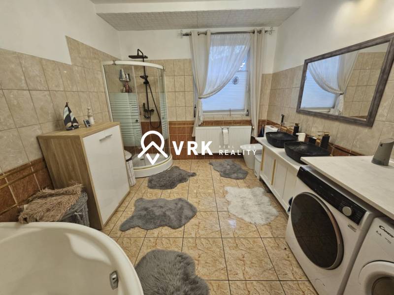RODINNÝ DOM, HERNÁDKAK, MAĎARSKO - Kúpeľňa v rodinnom dome s vaňou, sprchovým kútom a práčkou.