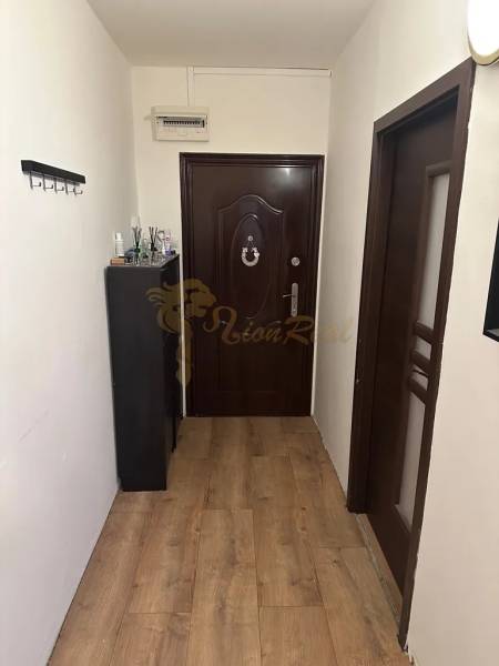 2-izb. byt, Nejedlého, Dúbravka, izby samostatné - Vstupná chodba s podlahou s dreveným dekorom v 2-izbovom byte.