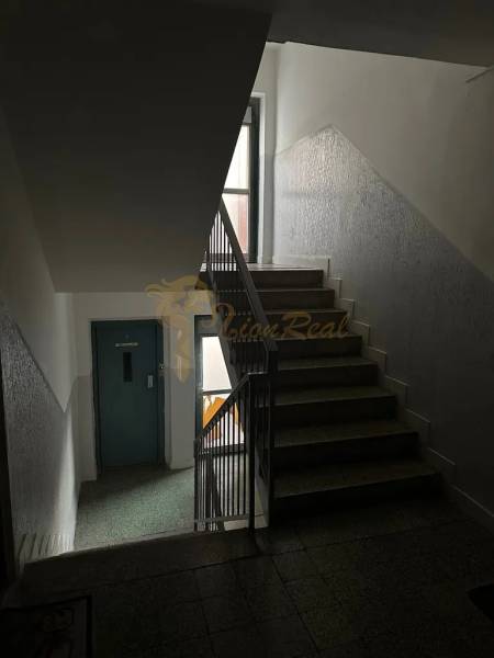 2-izb. byt, Nejedlého, Dúbravka, izby samostatné - Schodisko v bytovom dome na Nejedlého ulici v Bratislave - Dúbravke.