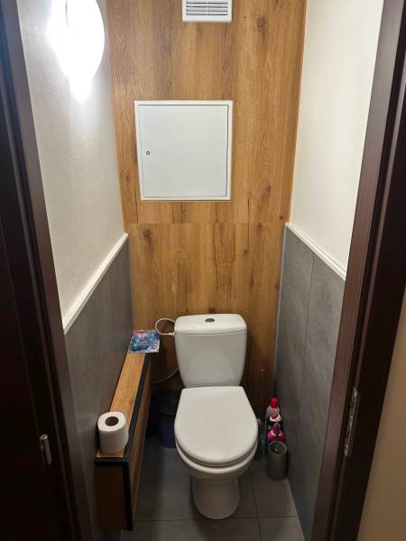 2-izb. byt, Nejedlého, Dúbravka, izby samostatné - Toaleta s podlahou s dreveným dekorom v 2-izbovom byte.