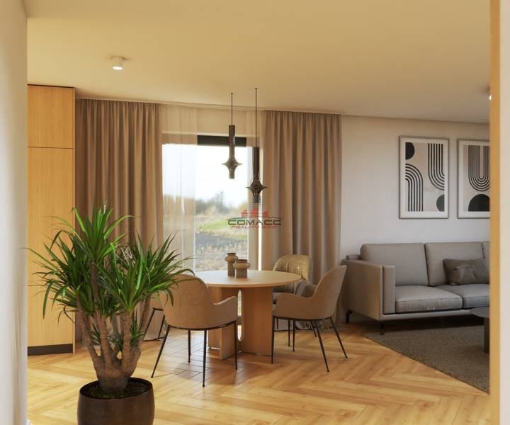 4 iz Novostavba ( 510 m2 ), tepel.čerpadlo RD Madunice - Interiér rodinného domu na ulici Špačince, obsahuje jedálenský stôl, sedačku a dekoratívne rastliny.