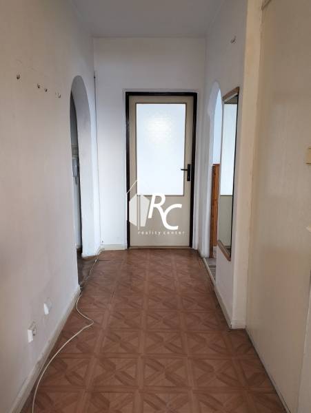 2-izbový byt s lodžiou, Turčianske Teplice - Chodba s oblúkmi a podlahou s dreveným dekorom v 2-izbovom byte.