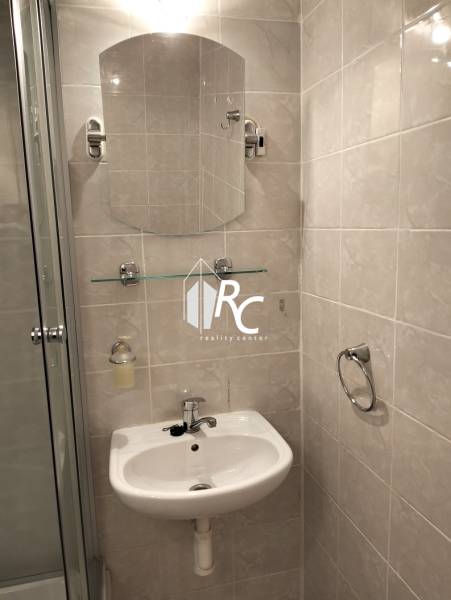 2-izbový byt s lodžiou, Turčianske Teplice - Kúpeľňa s umývadlom, zrkadlom a sprchovým kútom v 2-izbovom byte.