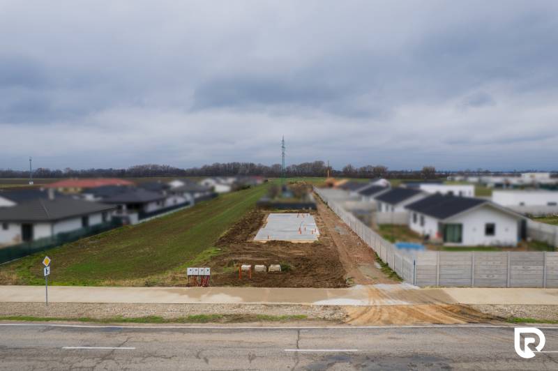Moderná novostavba 4-izbového domu – Sokolovce  - Základy budúceho rodinného domu v Sokolovciach medzi susednými obydliami a cestou.