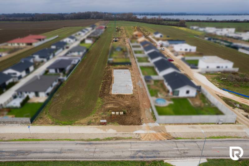 Moderná novostavba 4-izbového domu – Sokolovce  - Stavebný pozemok v Sokolovciach vedľa radu novostavieb rodinných domov.
