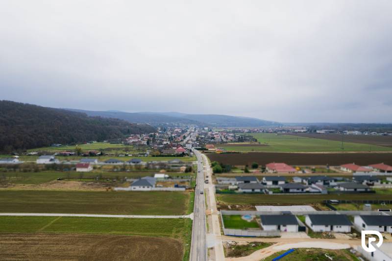 Moderná novostavba 4-izbového domu – Sokolovce  - Letecký pohľad na dedinu Sokolovce s rodinnými domami a rozľahlými poľami.