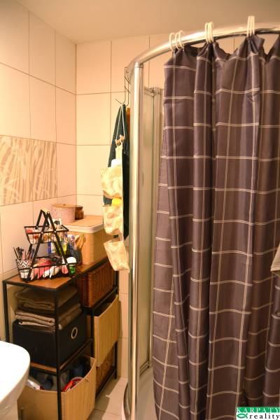 Útulný 3-izbový byt v Trnave na skok do Kamenáča! - Kúpeľňa s prevesom a úložnými priestormi v 3-izbovom byte.