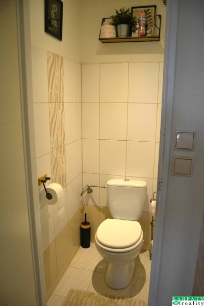 Útulný 3-izbový byt v Trnave na skok do Kamenáča! - Kúpeľňa s toaletou v 3-izbovom byte, svetlé obklady, poličky, dekoratívne prvky.
