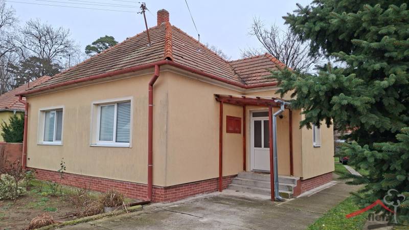 Dom na predaj Nová Ves nad Žitavou, pozemok 732 m2 - Rodinný dom v Novej Vsi nad Žitavou na ulici Nová Ves nad Žitavou so šikmou strechou.