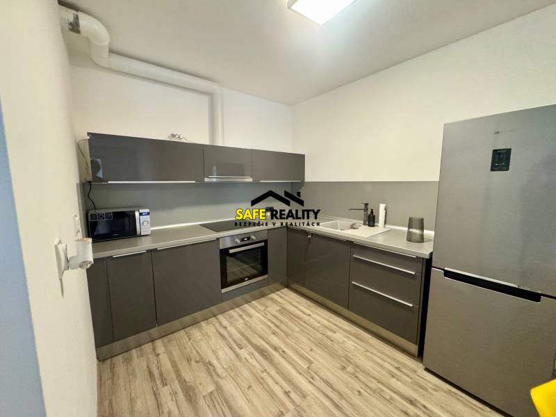 PRENÁJOM 2-izbový byt, Žilina - Slnečné terasy - Kuchyňa v 2-izbovom byte s podlahou s dreveným dekorom a sivou linkou.