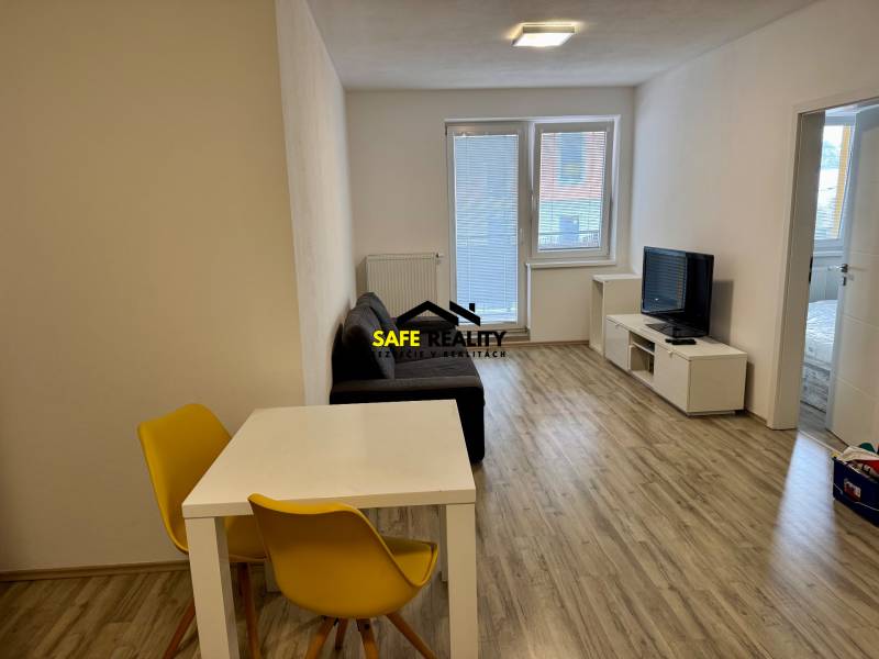 PRENÁJOM 2-izbový byt, Žilina - Slnečné terasy - Obývacia izba 2-izbového bytu s podlahou s dreveným dekorom a jasným sedením.