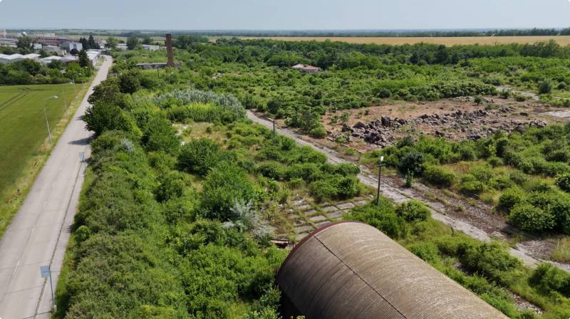 PREDAJ - Pozemok s výmerou do 196.000 m2 - 10 km Nitra, 20 km Šurany - Letecký pohľad na verejné plochy Ivanky pri Nitre, vhodné pre komerčné účely.