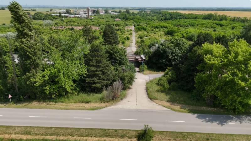 PREDAJ - Pozemok s výmerou do 196.000 m2 - 10 km Nitra, 20 km Šurany - Cesta ohraničená zeleňou poskytuje výhľad na komerčné pozemky v Ivanke pri Nitre.