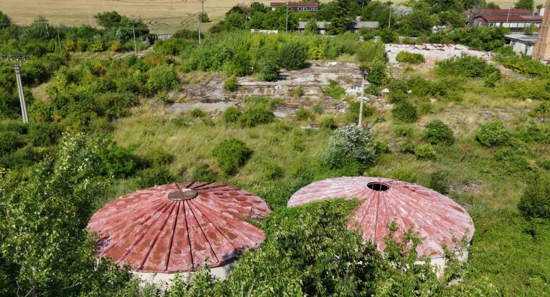 PREDAJ - Pozemok s výmerou do 196.000 m2 - 10 km Nitra, 20 km Šurany - Komerčné pozemky v Ivanke pri Nitre s kruhovými strechami, obklopené bujnou zeleňou.