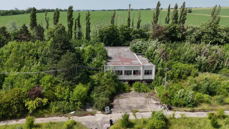 PREDAJ - Pozemok s výmerou do 196.000 m2 - 10 km Nitra, 20 km Šurany - Budova obklopená vegetáciou, vhodná na komerčné pozemky v Ivanke pri Nitre.