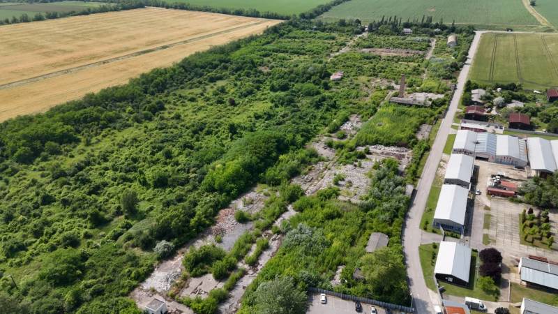 PREDAJ - Pozemok s výmerou do 196.000 m2 - 10 km Nitra, 20 km Šurany - Letecký pohľad na komerčné pozemky v Ivanke pri Nitre obklopené zeleňou.