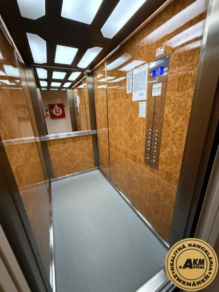 3 izbový byt 83 m² 2x balkón  Žiar nad Hronom centrum na predaj  - Výťah s dreveným dekorom a moderným osvetlením, nájdete v 3-izbovom byte.