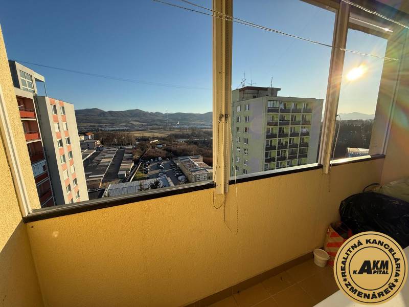 3 izbový byt 83 m² 2x balkón  Žiar nad Hronom centrum na predaj  - Výhľad z balkóna 3-izbového bytu na ulici A. Dubčeka v Žiari nad Hronom.
