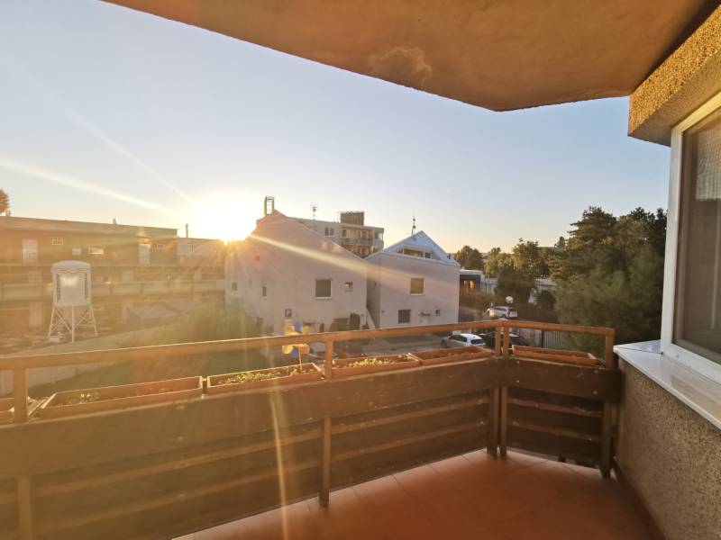 I Prenájom priestranného 4-izb.bytu, 2x balkón, parkovanie - Balkón s výhľadom na západ slnka v Bratislave - Podunajských Biskupiciach na Priekopníckej ulici.