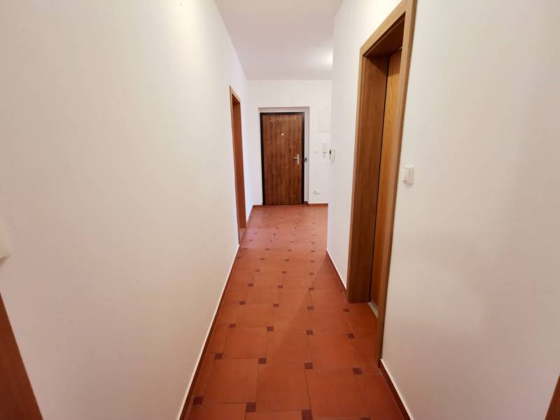 I Prenájom priestranného 4-izb.bytu, 2x balkón, parkovanie - Chodba so svetlými stenami a dlažbou v 4-izbovom byte.