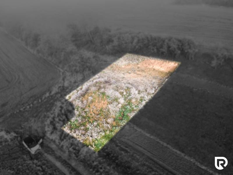 Stavebný pozemok na výstavbu RD, 652m2, Melčice-Lieskové - Pozemky - bývanie v Melčiciach-Lieskovom s trávnatým porastom a farebným vyznačením hraníc.