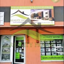 Super pozemok pre rodinný dom blízko mesta - Exteriér realitnej kancelárie v Michalovciach s certifikátom overenia.