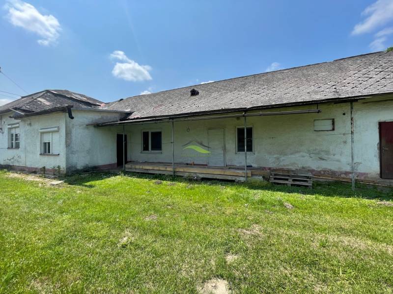 Super pozemok pre rodinný dom blízko mesta - Rodinný dom s trávnatým pozemkom v Zemplínskej Širokej. Pozemky - bývanie.