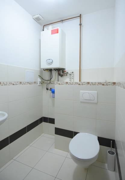 2 izbový byt na prenájom Dolný Šianec, Trenčín - Kúpeľňa v 2-izbovom byte s kotlom a toaletou, obložená keramickými dlaždicami.