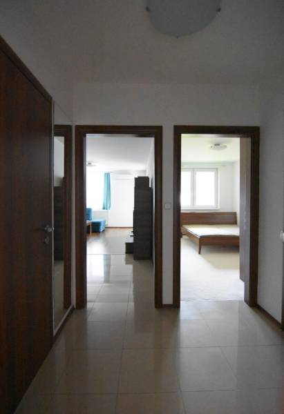 2 izbový byt na prenájom Dolný Šianec, Trenčín - Chodba s podlahou v dekore dlažby, vedie do obývačky a spálne 2-izbového bytu.