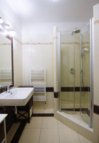 2 izbový byt na prenájom Dolný Šianec, Trenčín - Kúpeľňa so sprchovacím kútom a umývadlom v 2-izbovom byte s dlažbou.