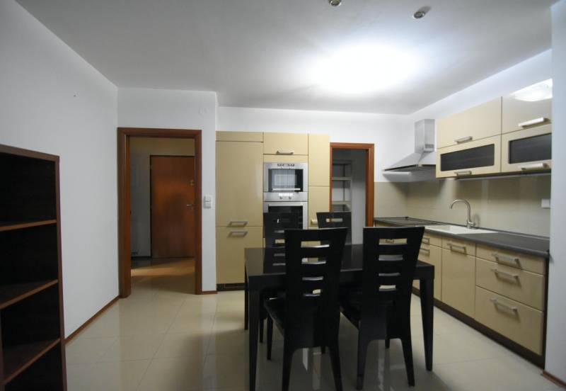 2 izbový byt na prenájom Dolný Šianec, Trenčín - Kuchyňa v 2-izbovom byte so zabudovanými spotrebičmi a jedálenským stolom.