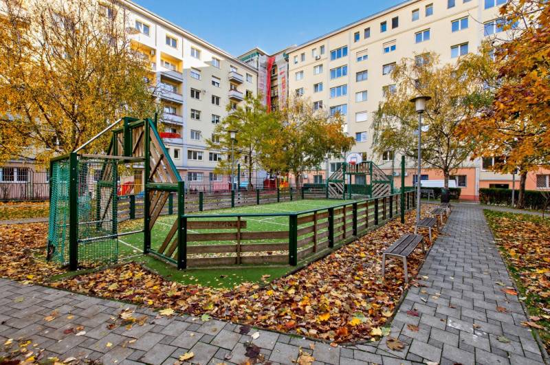 I PREDAJ Priestranný 3-izb. byt v centre Krížna/Blumentálska - Bytovka so športovým ihriskom obklopeným jesenným lístím v Bratislave – Starom Meste na Krížnej.