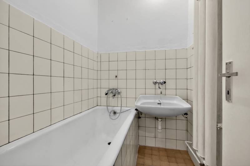 I PREDAJ Priestranný 3-izb. byt v centre Krížna/Blumentálska - Kúpeľňa so sprchovou vaňou a umývadlom v 3-izbovom byte.