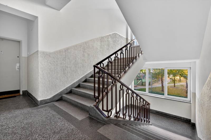 I PREDAJ Priestranný 3-izb. byt v centre Krížna/Blumentálska - Schodisko s kovovým zábradlím a veľkým oknom v budove, 3-izbový byt.