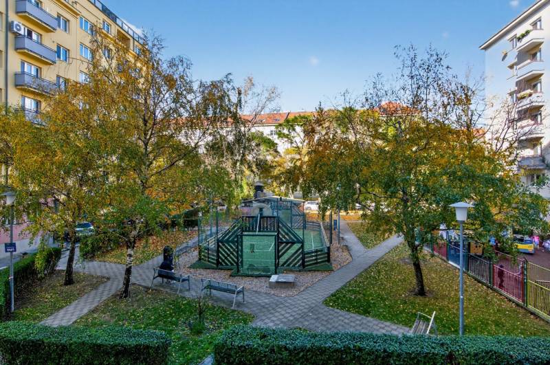 I PREDAJ Priestranný 3-izb. byt v centre Krížna/Blumentálska - Ihrisko obklopené stromami v Bratislave - Starom Meste na Krížnej ulici.
