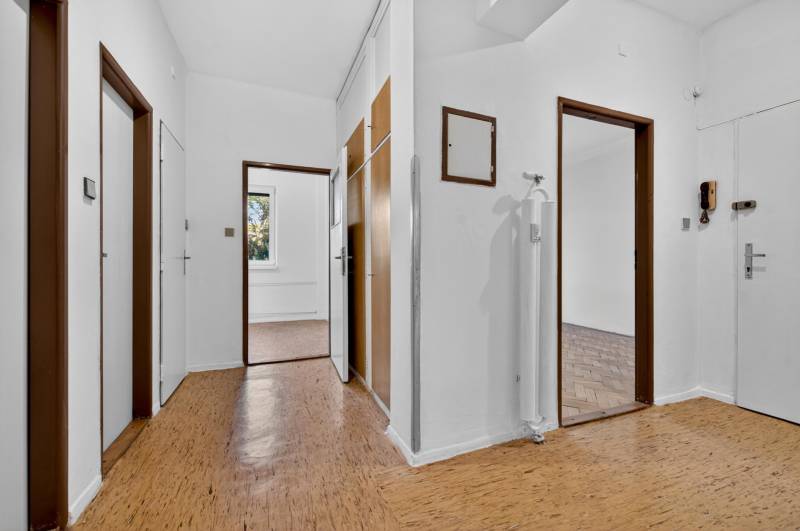 I PREDAJ Priestranný 3-izb. byt v centre Krížna/Blumentálska - Chodba v 3-izbovom byte s podlahou s dreveným dekorom a viacerými dverami.